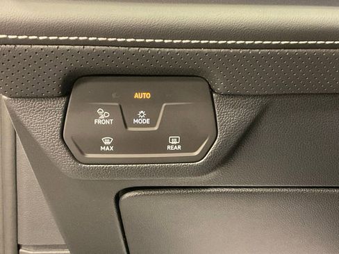 Used 2025 Volkswagen Atlas SE image 18