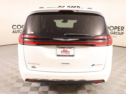 Used 2021 Chrysler Pacifica Touring-L FWD image 23