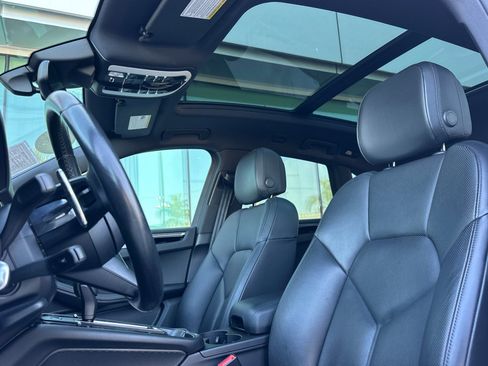 Certified 2023 Porsche Macan image 5