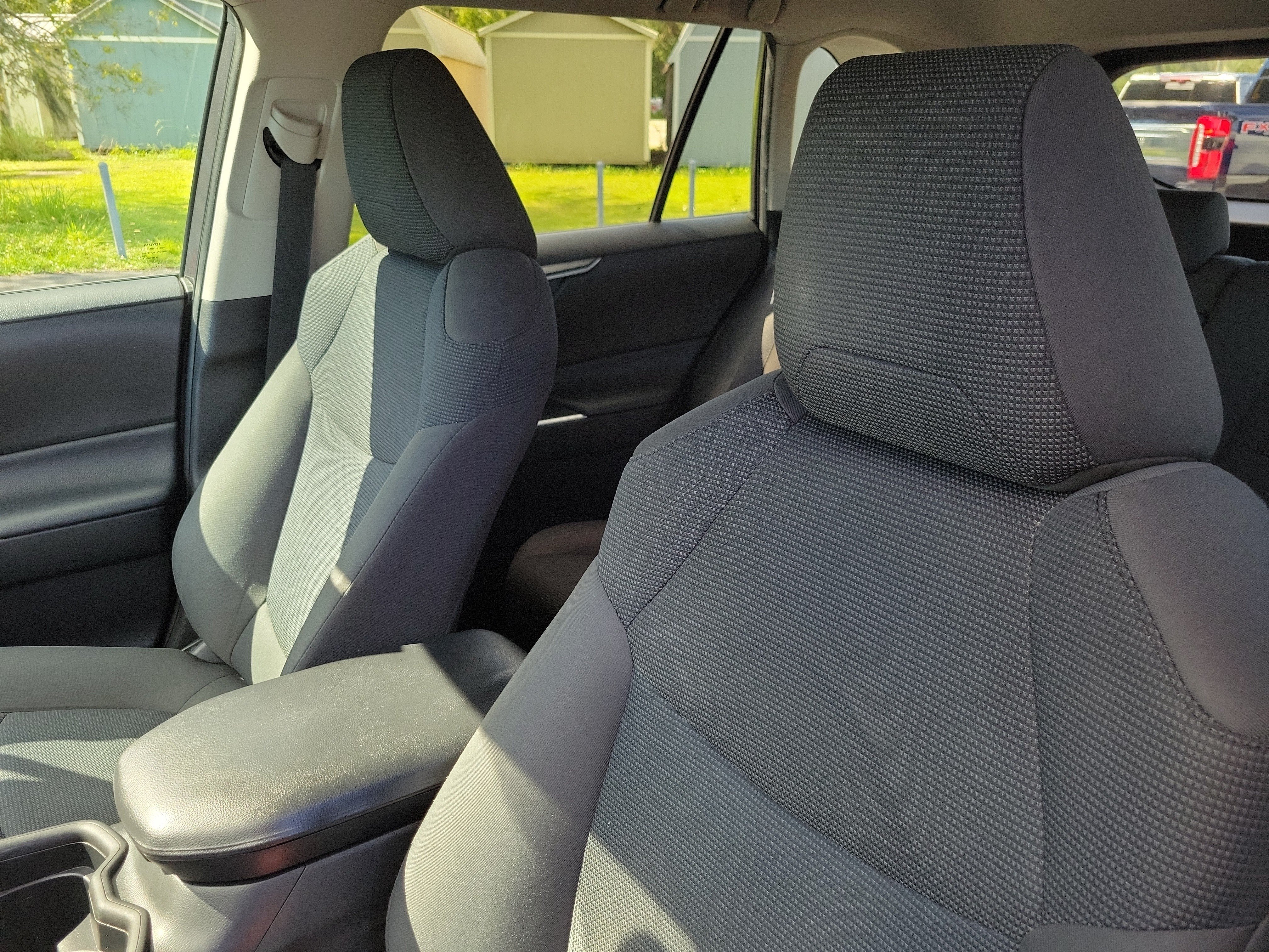 Used 2019 Toyota RAV4 LE FWD image 9