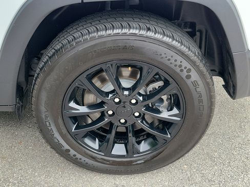 Used 2023 Jeep Cherokee Altitude Lux AWD/4WD image 6