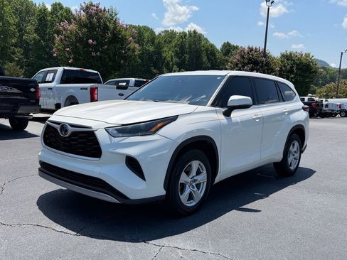 Used 2021 Toyota Highlander L FWD image 8