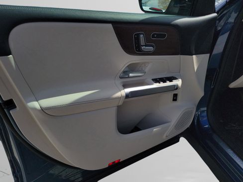 Used 2023 Mercedes-Benz GLB 250 4MATIC image 21