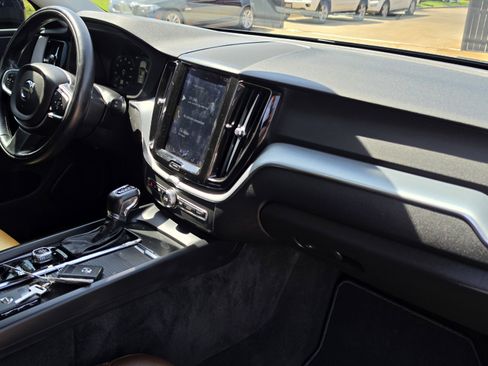 Used 2018 Volvo XC60 T5 Momentum w/ Convenience Package image 33