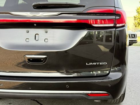 Used 2022 Chrysler Pacifica Limited FWD image 12