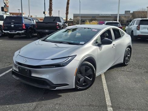 Used 2025 Toyota Prius LE image 1