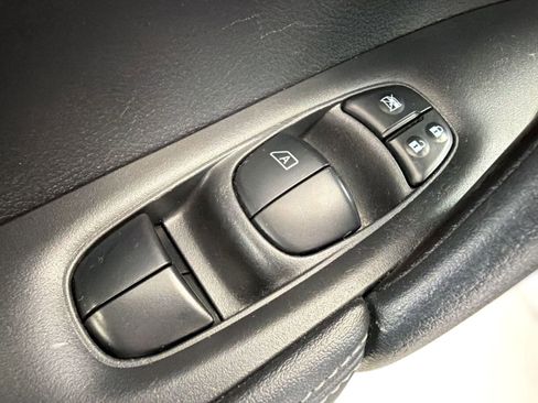 Used 2018 Nissan Rogue SV w/ Premium Package AWD/4WD image 13