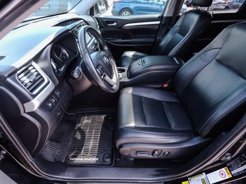 Used 2019 Toyota Highlander XLE AWD/4WD image 48