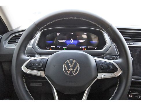 Used 2023 Volkswagen Tiguan SE image 17
