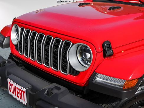 Used 2025 Jeep Wrangler Unlimited Sahara image 3