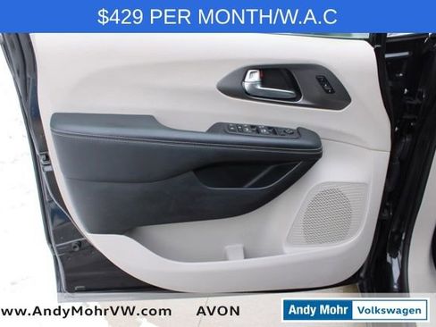 Used 2023 Chrysler Pacifica Touring-L image 17