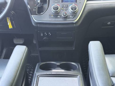 Used 2017 Toyota Sienna SE Premium FWD image 29
