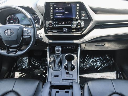 Used 2021 Toyota Highlander XLE FWD image 13