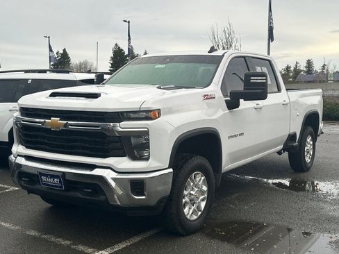 Used 2024 Chevrolet Silverado 2500 LT image 2