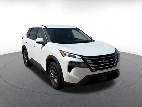 Used 2026 Nissan Rogue SV FWD image 3