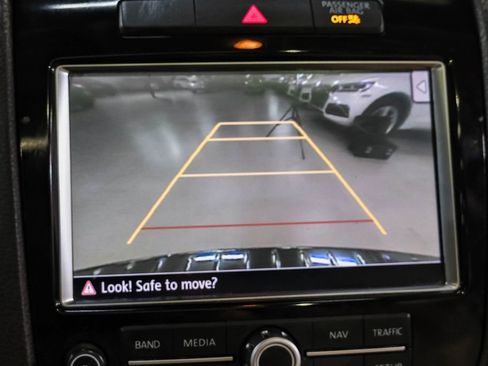 Used 2014 Volkswagen Touareg Sport image 23