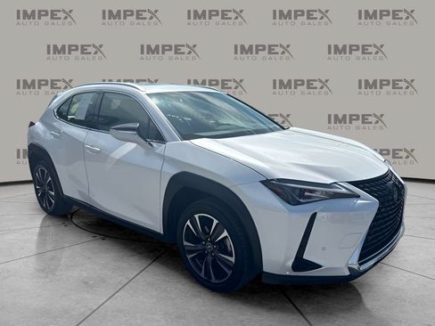 Used 2020 Lexus UX 200 w/ Premium Package FWD image 4