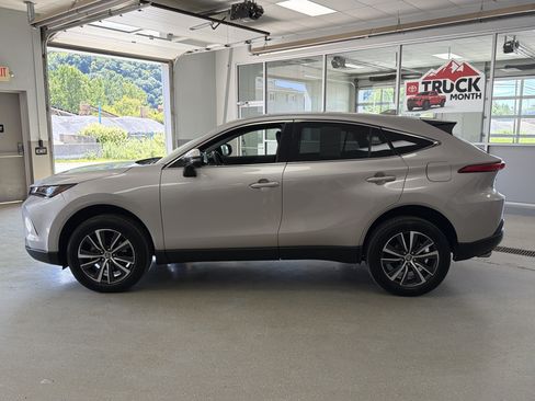 Used 2022 Toyota Venza LE AWD/4WD image 5