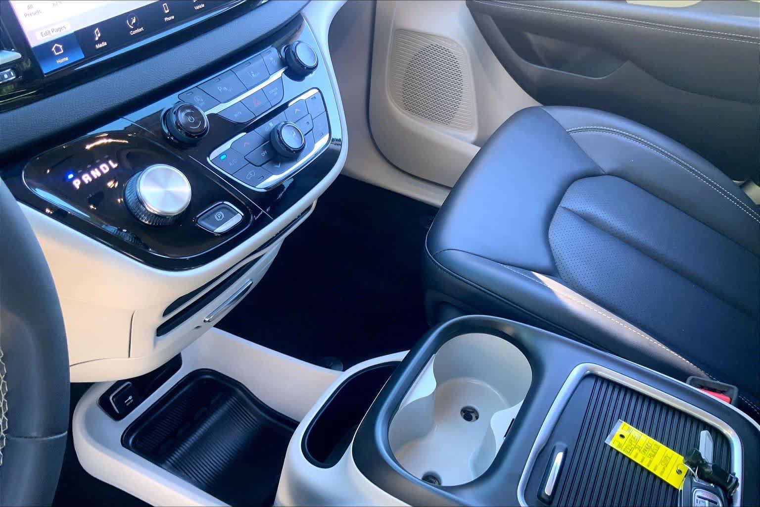 Used 2024 Chrysler Pacifica Touring-L FWD image 15