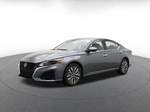 Used 2025 Nissan Altima 2.5 SV FWD image 3