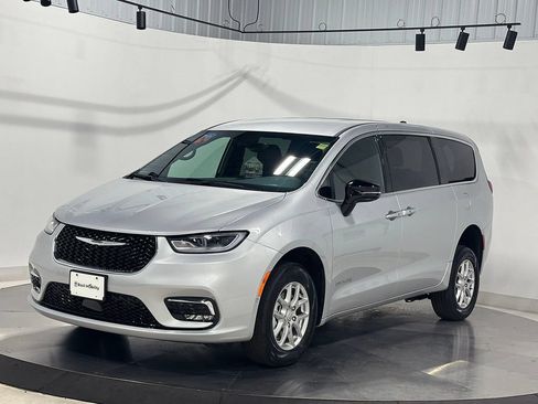 Used 2026 Chrysler Pacifica Select FWD image 2