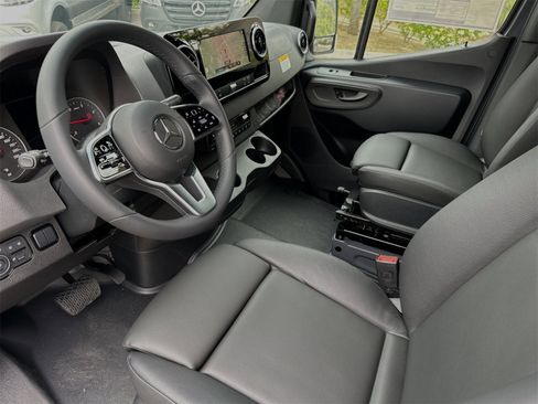Used 2024 Mercedes-Benz Sprinter 2500 image 10
