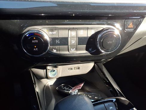 Used 2024 Chevrolet Trax ACTIV w/ Sunroof Package image 24