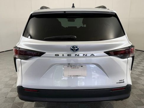 Used 2024 Toyota Sienna XLE FWD image 7