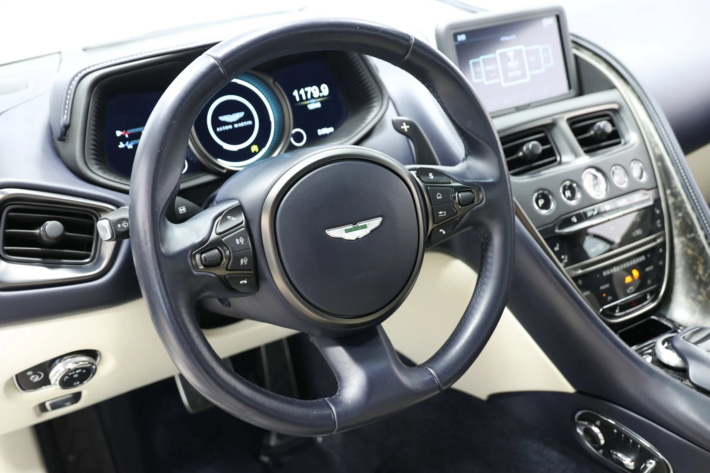Used 2019 Aston Martin DB11 Coupe RWD image 32