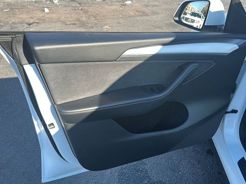 Used 2022 Tesla Model Y Long Range image 13