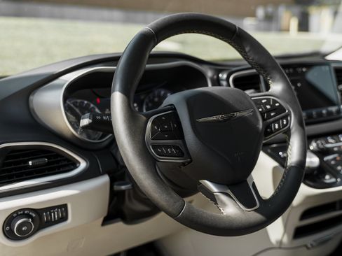Used 2024 Chrysler Pacifica Touring-L FWD image 10