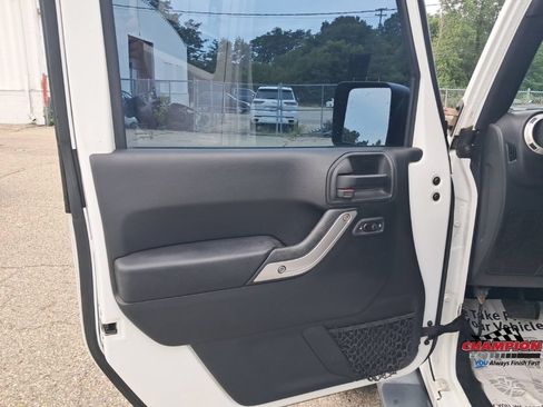 Used 2018 Jeep Wrangler Unlimited Sahara w/ Connectivity Group AWD/4WD image 31
