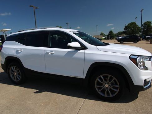 Used 2024 GMC Terrain SLT AWD/4WD image 3