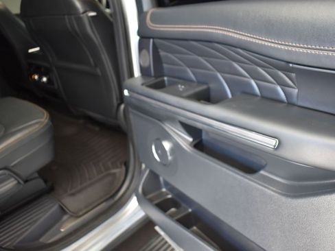Used 2024 Ford Expedition Platinum image 21