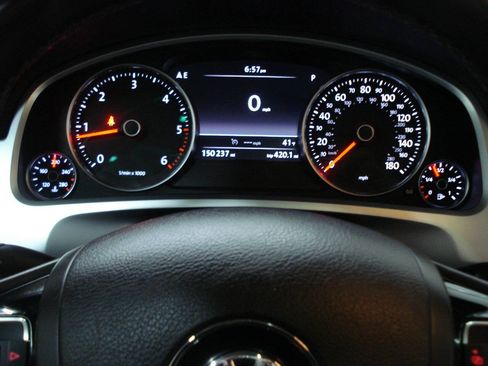 Used 2013 Volkswagen Touareg Sport image 25