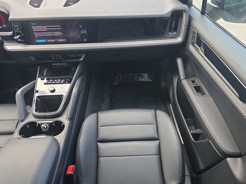 Certified 2025 Porsche Cayenne Base image 21