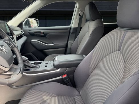 Used 2025 Toyota Highlander LE image 2