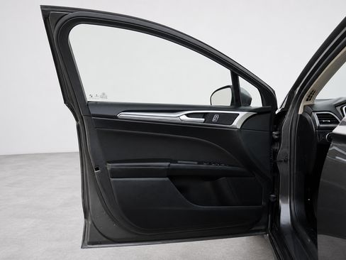 Used 2020 Ford Fusion SE FWD image 23
