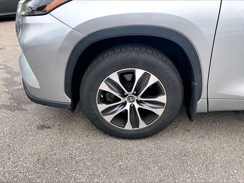 Used 2021 Toyota Highlander XLE AWD/4WD image 4