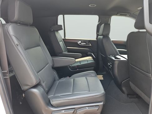 Used 2025 GMC Yukon XL Denali AWD/4WD image 17