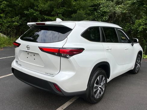 Used 2023 Toyota Highlander XLE AWD/4WD image 5