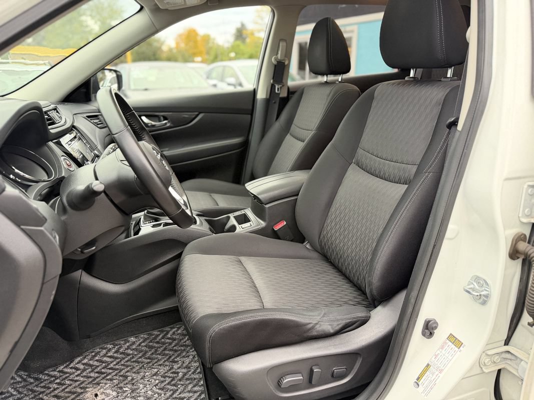 Used 2017 Nissan Rogue SV AWD/4WD image 12