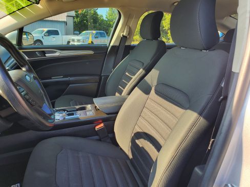 Used 2018 Ford Fusion SE FWD image 11