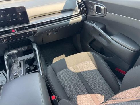 Used 2025 Kia Sorento LX FWD image 19
