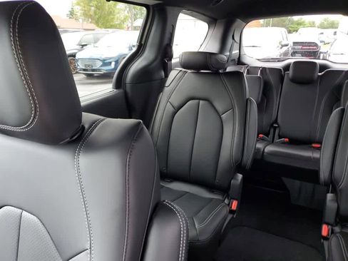 New 2026 Chrysler Pacifica Select image 14