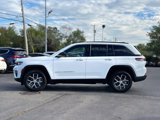 Used 2024 Jeep Grand Cherokee Limited AWD/4WD image 4