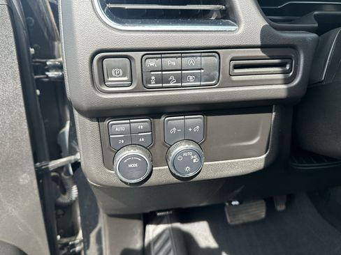Used 2023 Chevrolet Tahoe Z71 w/ Luxury Package AWD/4WD image 12