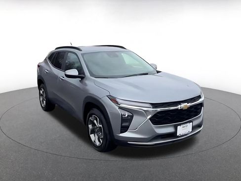 Used 2025 Chevrolet Trax LT image 3