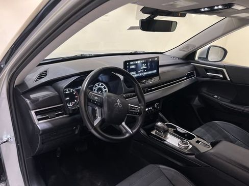 Used 2025 Mitsubishi Outlander AWD image 9