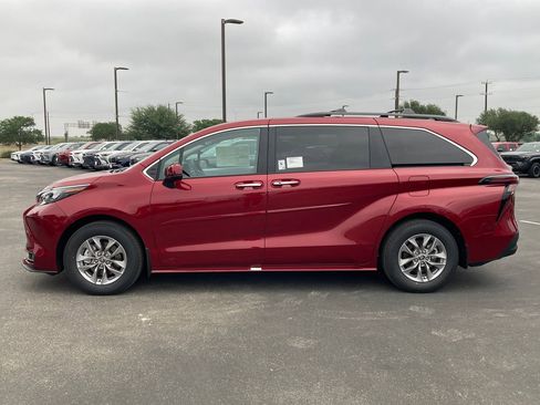 New 2026 Toyota Sienna XLE FWD image 8